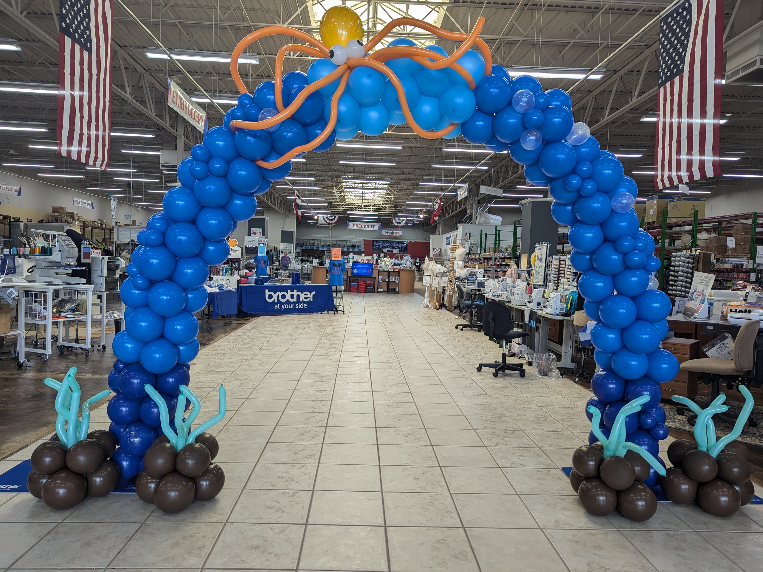 A whimsical balloon arch showcasing an octopus alongside playful sea creatures, enhancing a marine-inspired event atmosphere.